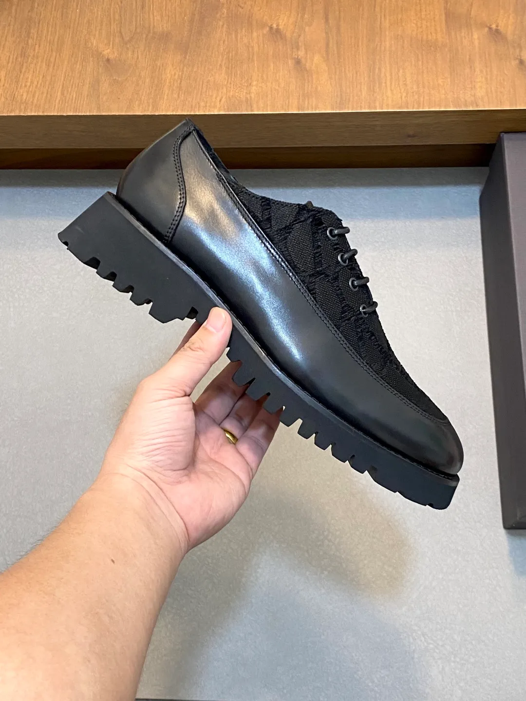 Men's shoes 💰740 VALENTINO Valentino's new men's fashionable casual leather shoes. These leather shoes are made of imported cowhide leather uppers, dyed calfskin lining and calfskin insoles. The upper foot is soft, comfortable and breathable. Comes with complete packaging in the original box! Visible details and quality. Size: 39-44 (customized at 38.45.46)